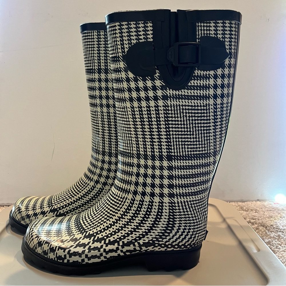 Henery Ferrara Tall Woman’s waterproof plaid rain boot with buckle detail size 7